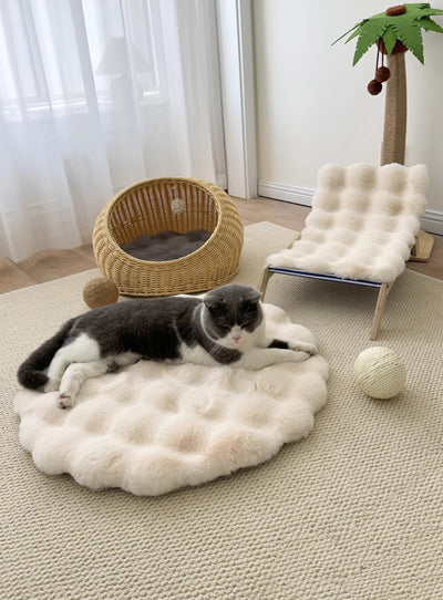 Beige Plush Round Cat Mat - Soft Faux Fur Sleeping Pad (40cm Diameter)